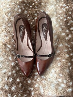 Paar Brown Heels